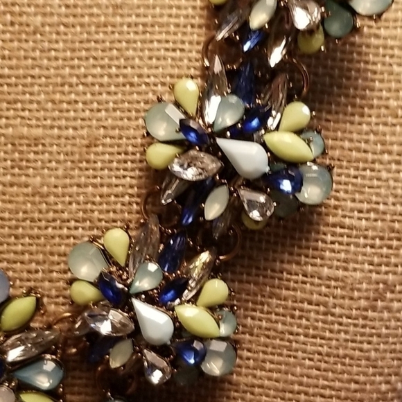 Beautiful vintage style statement necklace. - Picture 5 of 6